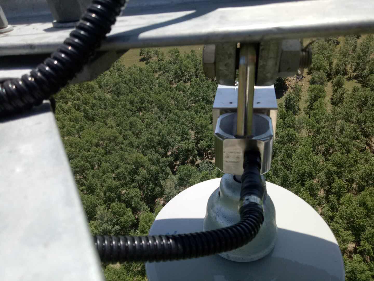 武漢電網(wǎng)加裝覆冰在線(xiàn)監(jiān)控裝置,為觀冰、抗冰舉措助力 武漢電網(wǎng)加裝覆冰在線(xiàn)監(jiān)控裝置,為觀冰、抗冰舉措助力